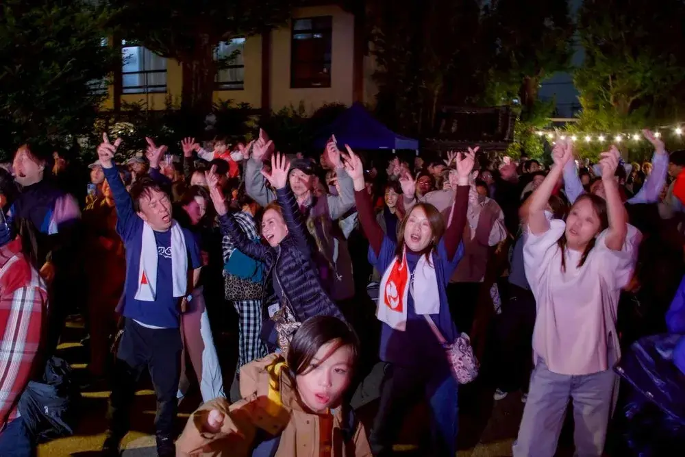 盛り上がる夜の観客