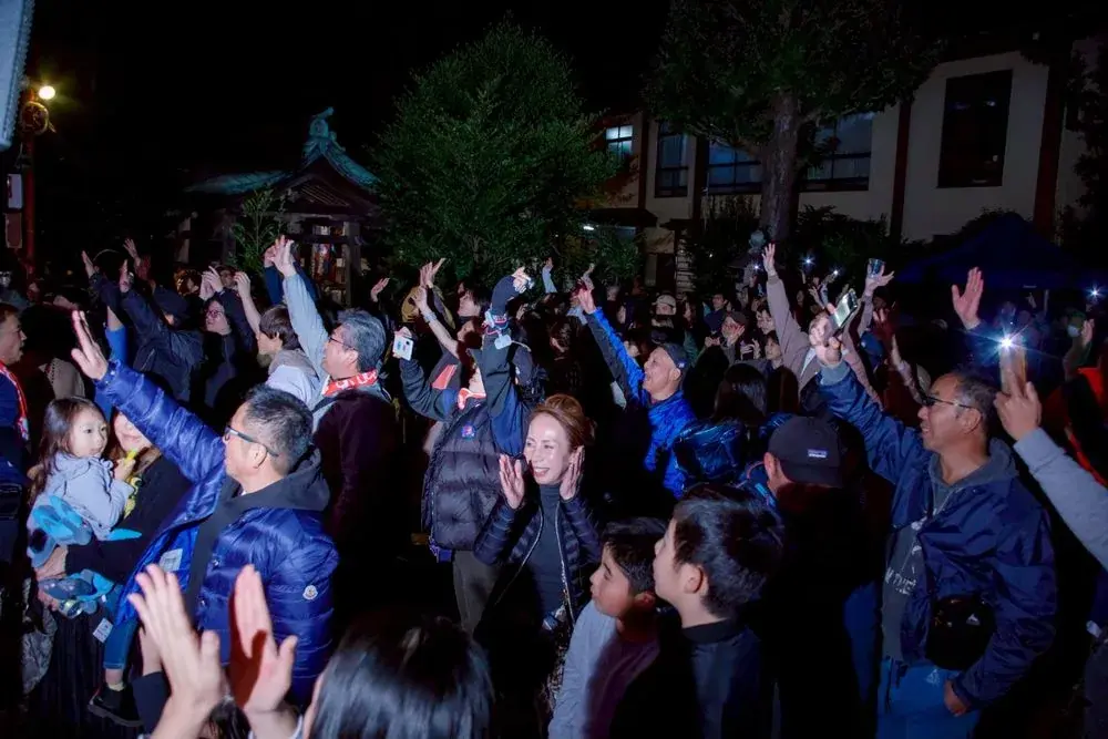 ライブで沸く境内