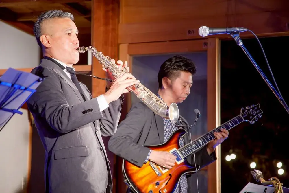ライトに照らされた演奏者