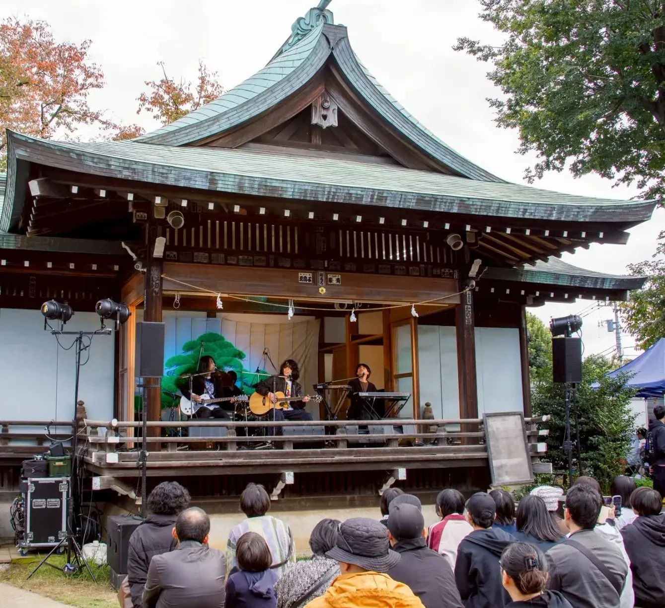 神楽殿のステージで演奏するバンドと観客