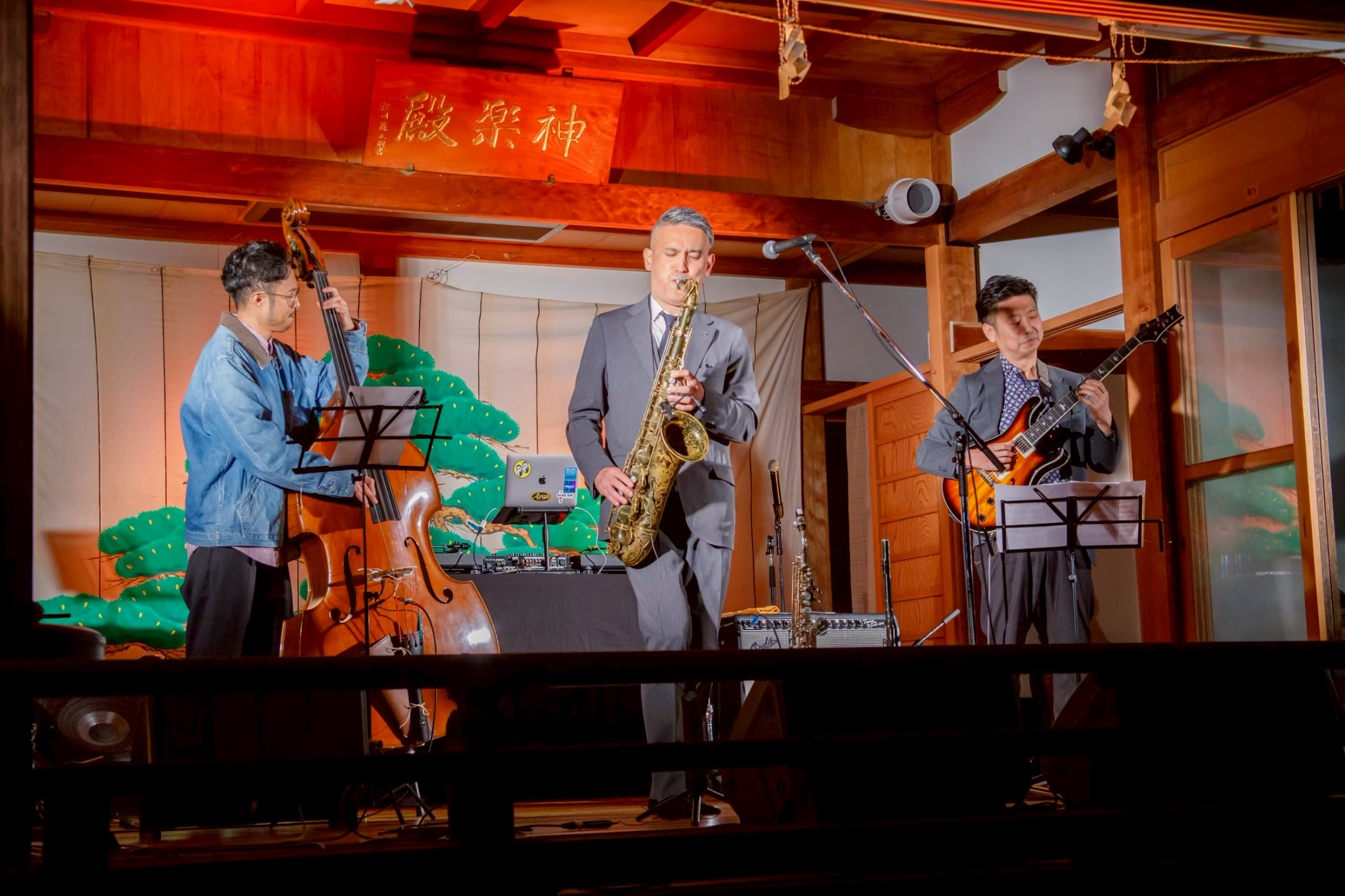夜の神楽殿で演奏するジャズバンド